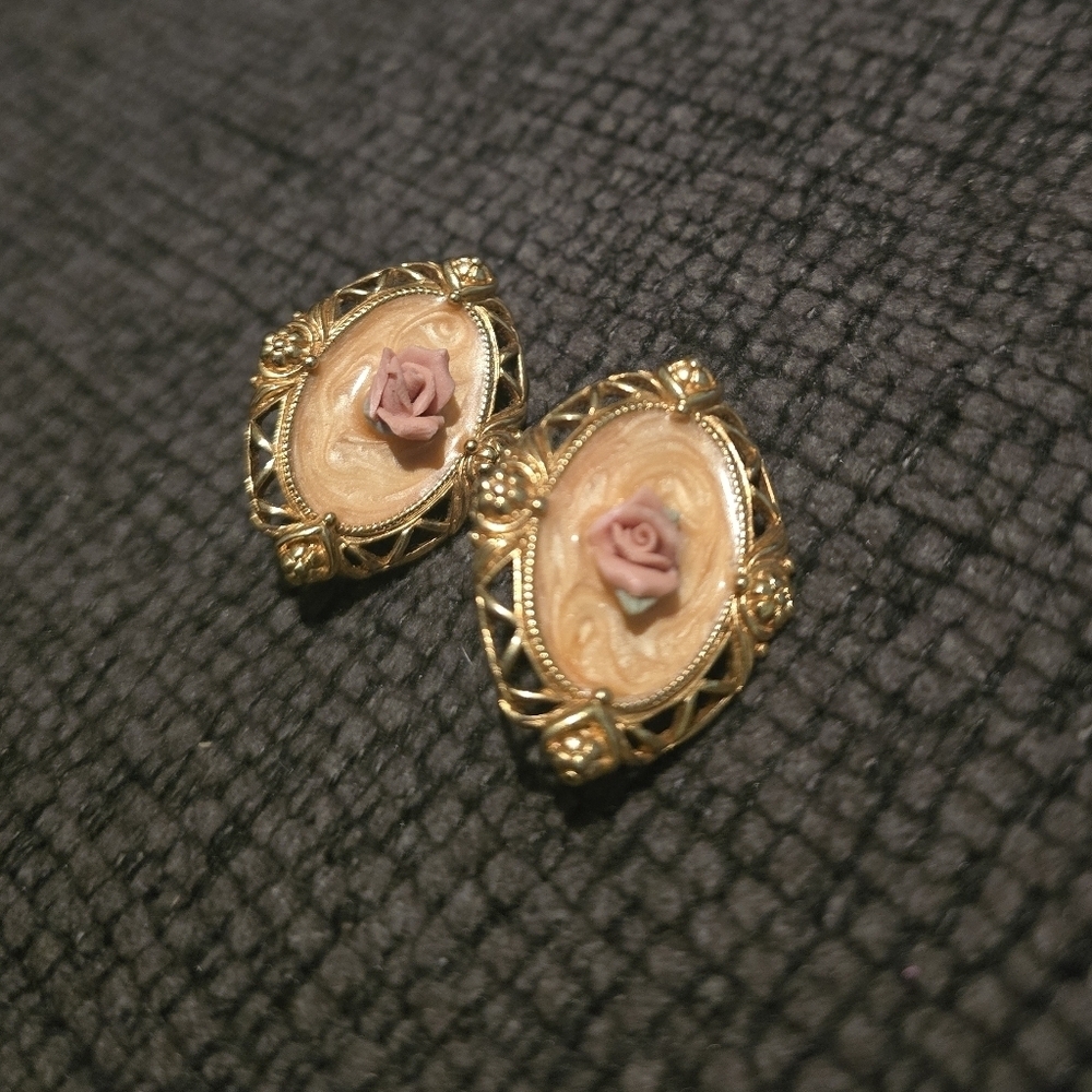 Avon | Vintage Victoria Rose Clip-On Earrings